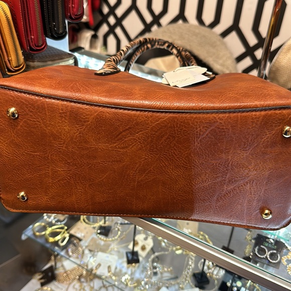 Leopard shoulder Handbag by Virago collection - Picture 6 of 15